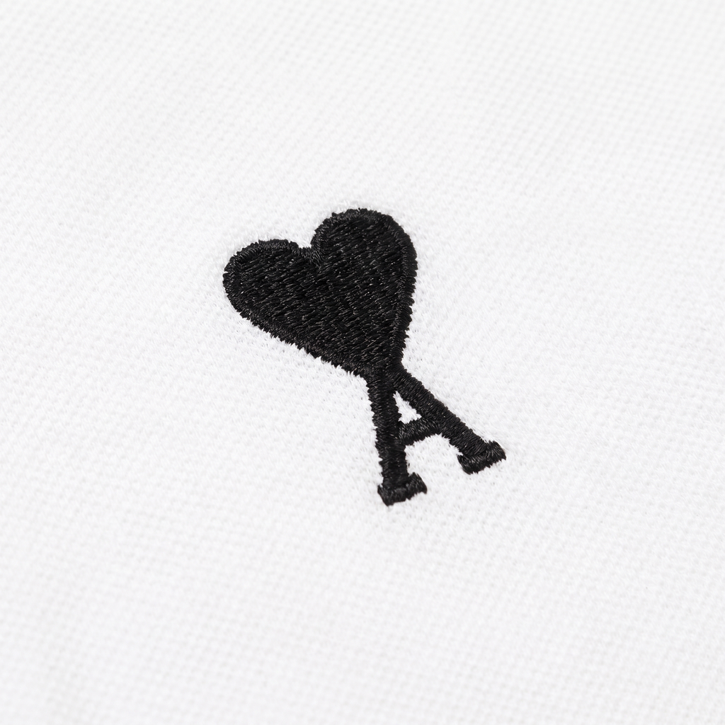 Polo Blanc Ami de Coeur Noir en Coton – détail du logo