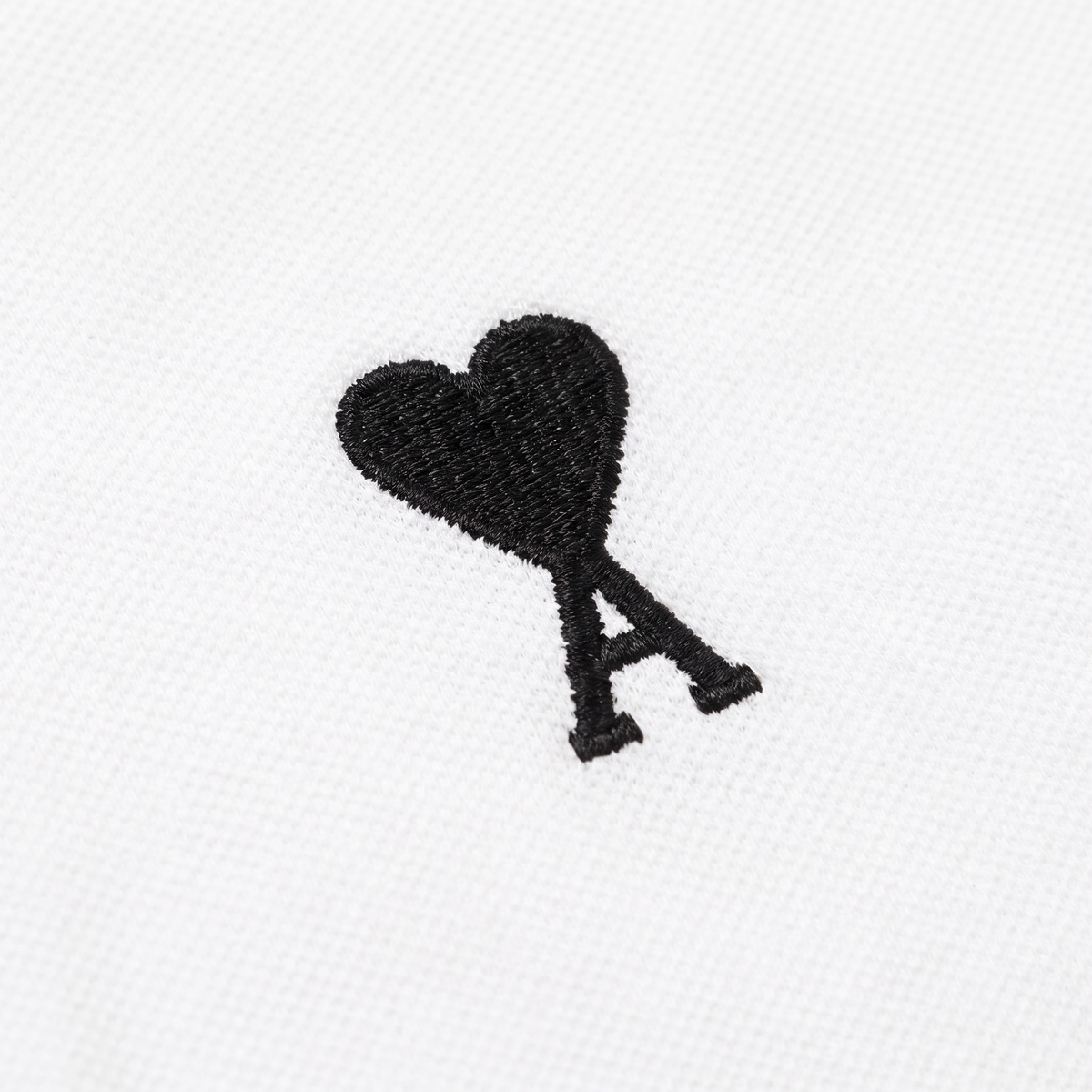Polo Blanc Ami de Coeur Noir en Coton – détail du logo