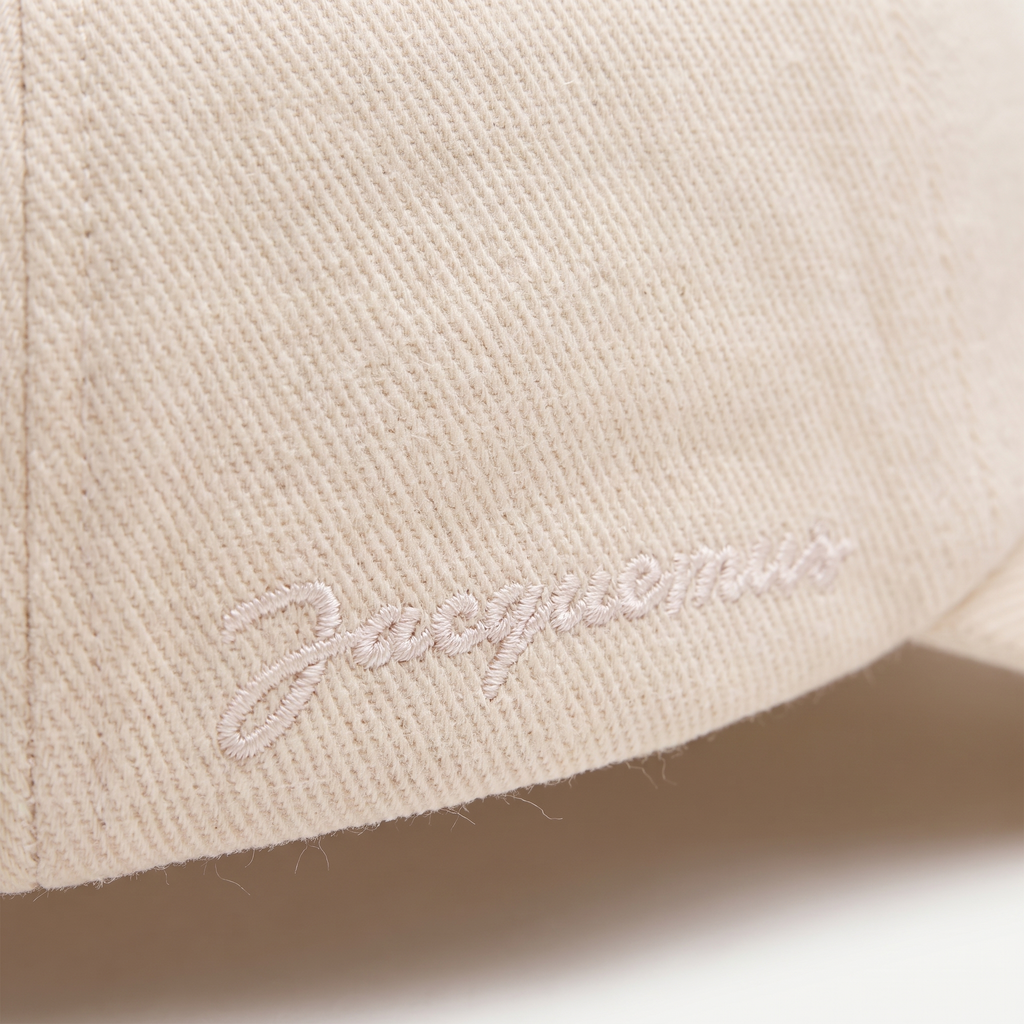 La Casquette Signature Beige Jacquemus – détail du logo