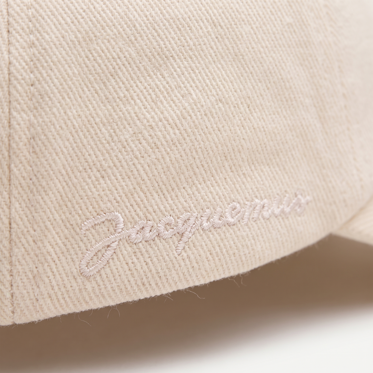 La Casquette Signature Beige Jacquemus – détail du logo