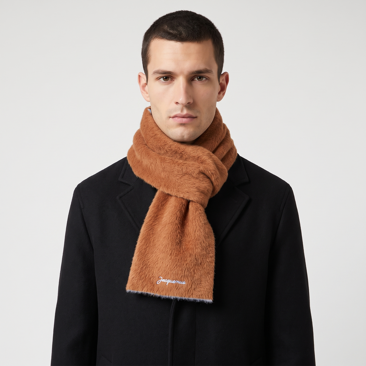 L'écharpe Jacquemus Neve Brown – porté – face