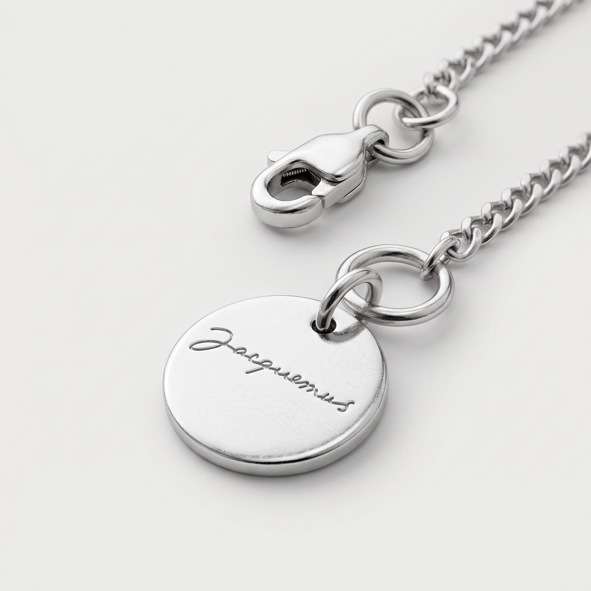 La Chaine Jacquemus Silver – détail du logo
