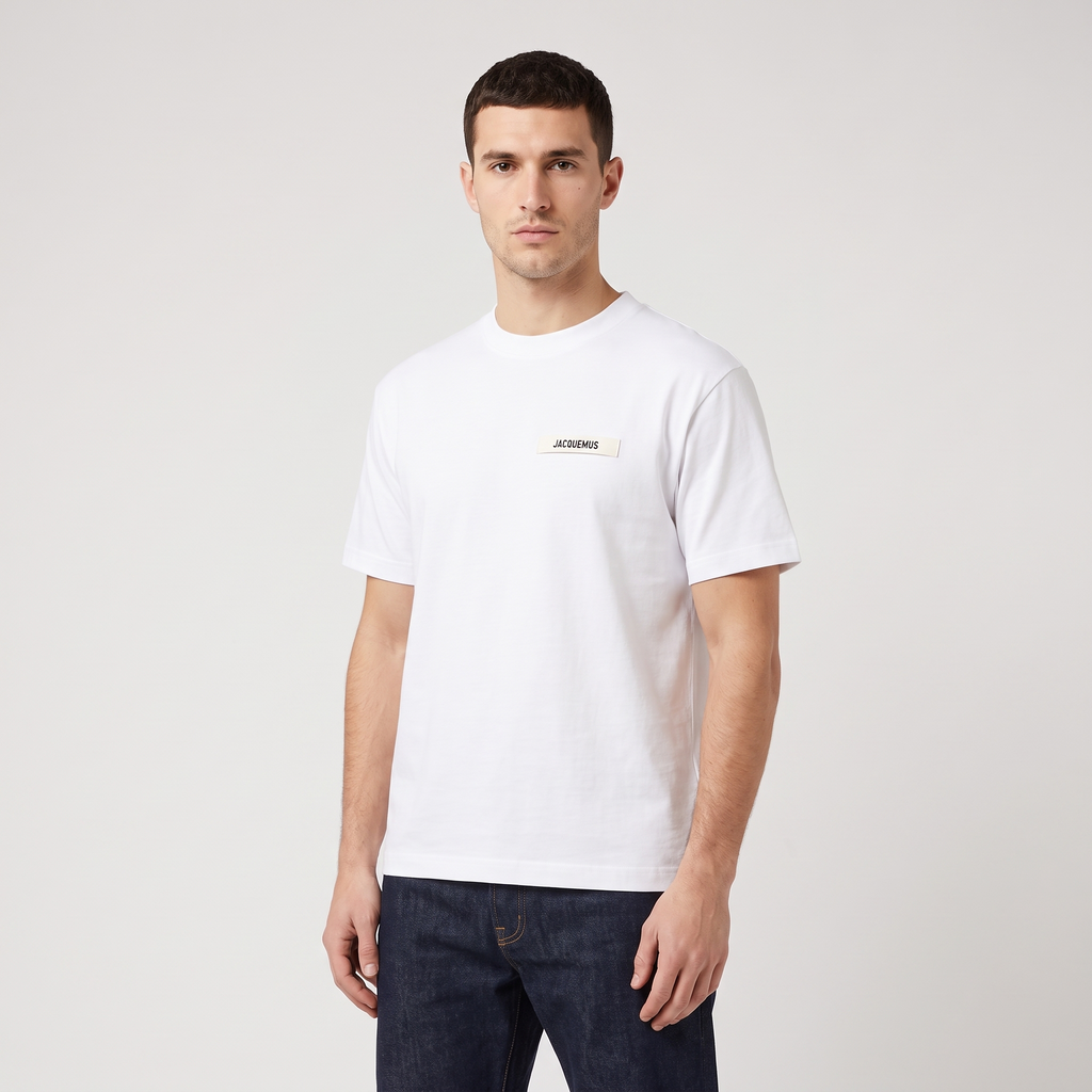 Le t-shirt Gros Grain Jacquemus Blanc – porté – trois-quarts