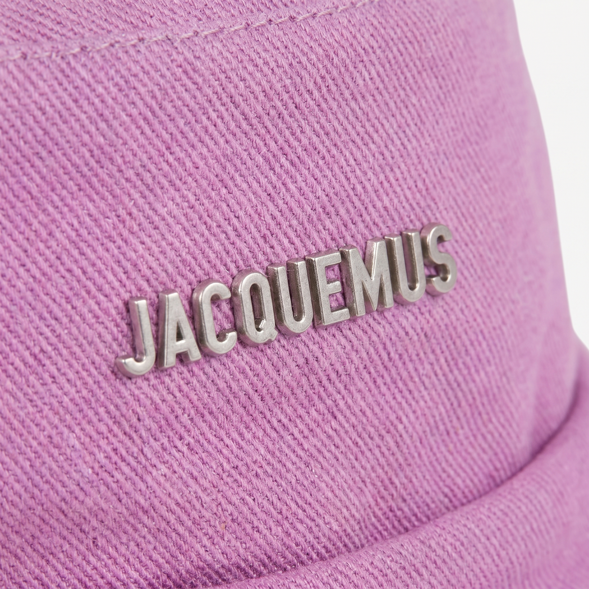 Le Bob Gadjo Jacquemus Lilac – détail du logo