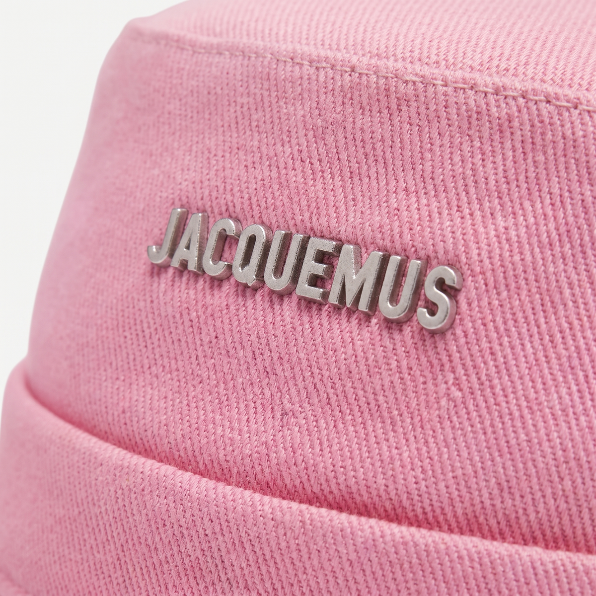 Le Bob Gadjo Jacquemus Light Pink – détail du logo