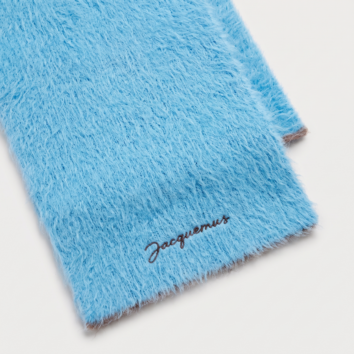 L'écharpe Jacquemus Neve Light Blue – détail du logo