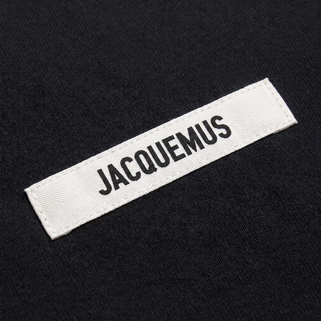 Le t-shirt Gros Grain Jacquemus Black – détail du logo