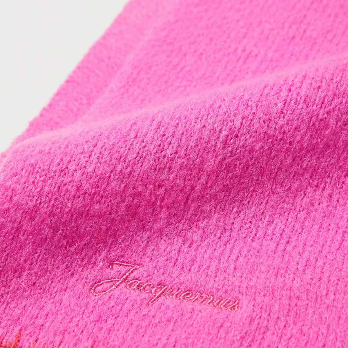 L'écharpe Jacquemus Neve Pink – détail du logo