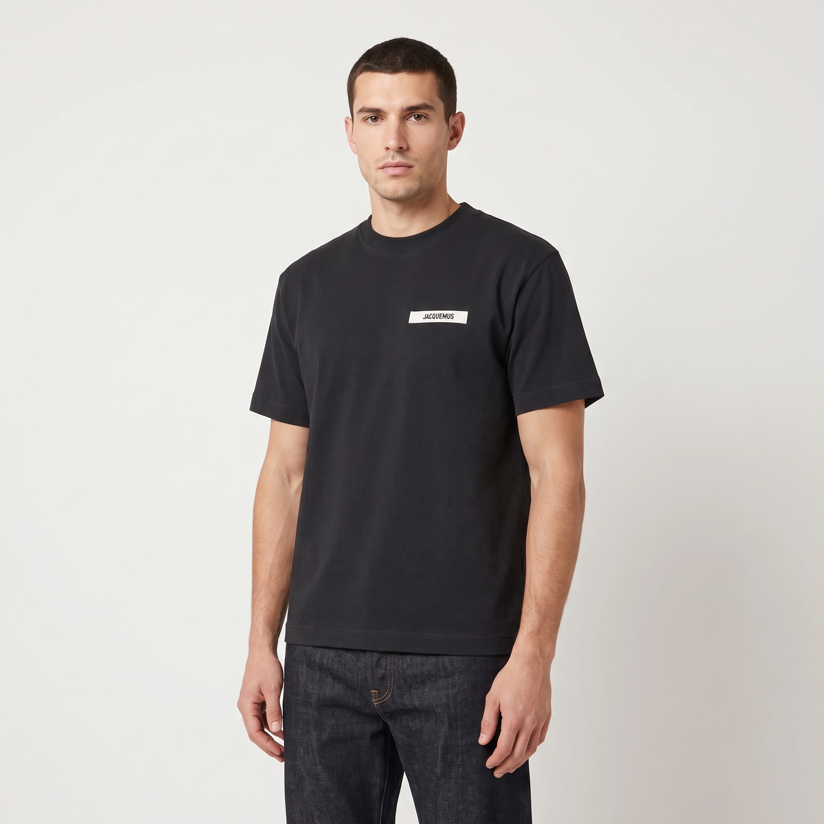 Le t-shirt Gros Grain Jacquemus Black – porté – trois-quarts