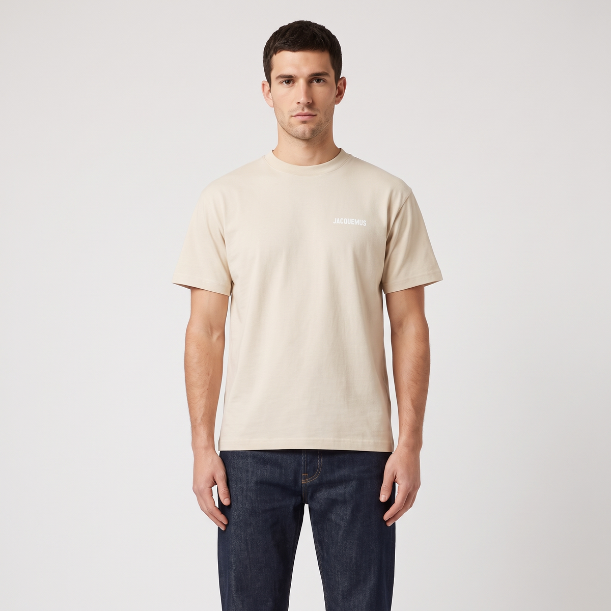 Le t-shirt Jacquemus Cream – porté – face