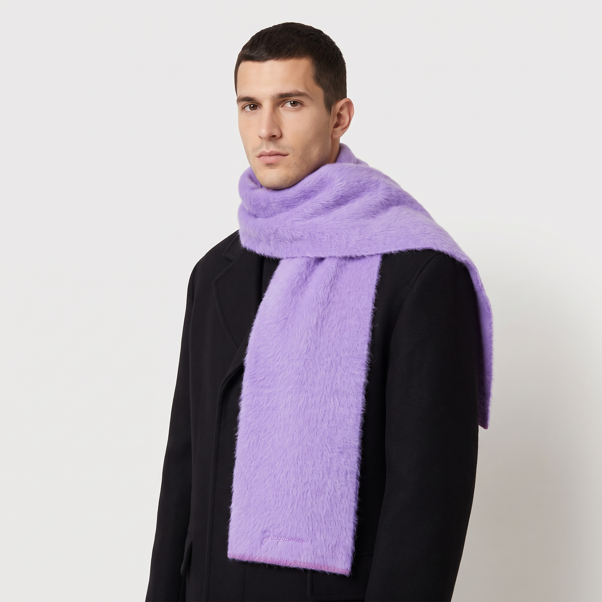 L'écharpe Jacquemus Neve Purple – porté – trois-quarts