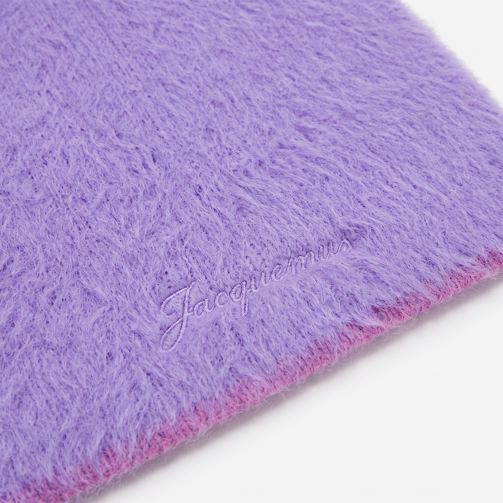 L'écharpe Jacquemus Neve Purple – détail du logo