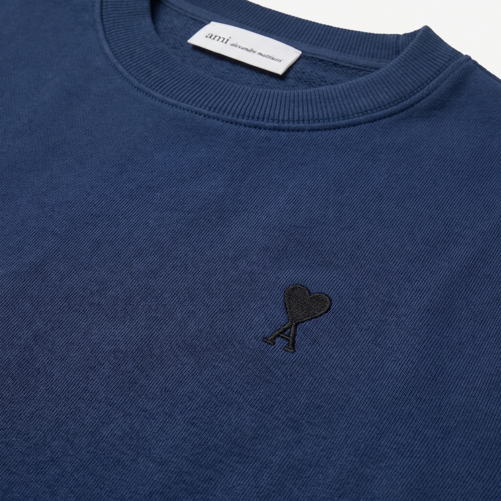Sweatshirt Bleu Marine Ami de Coeur Noir en Coton – détail du logo