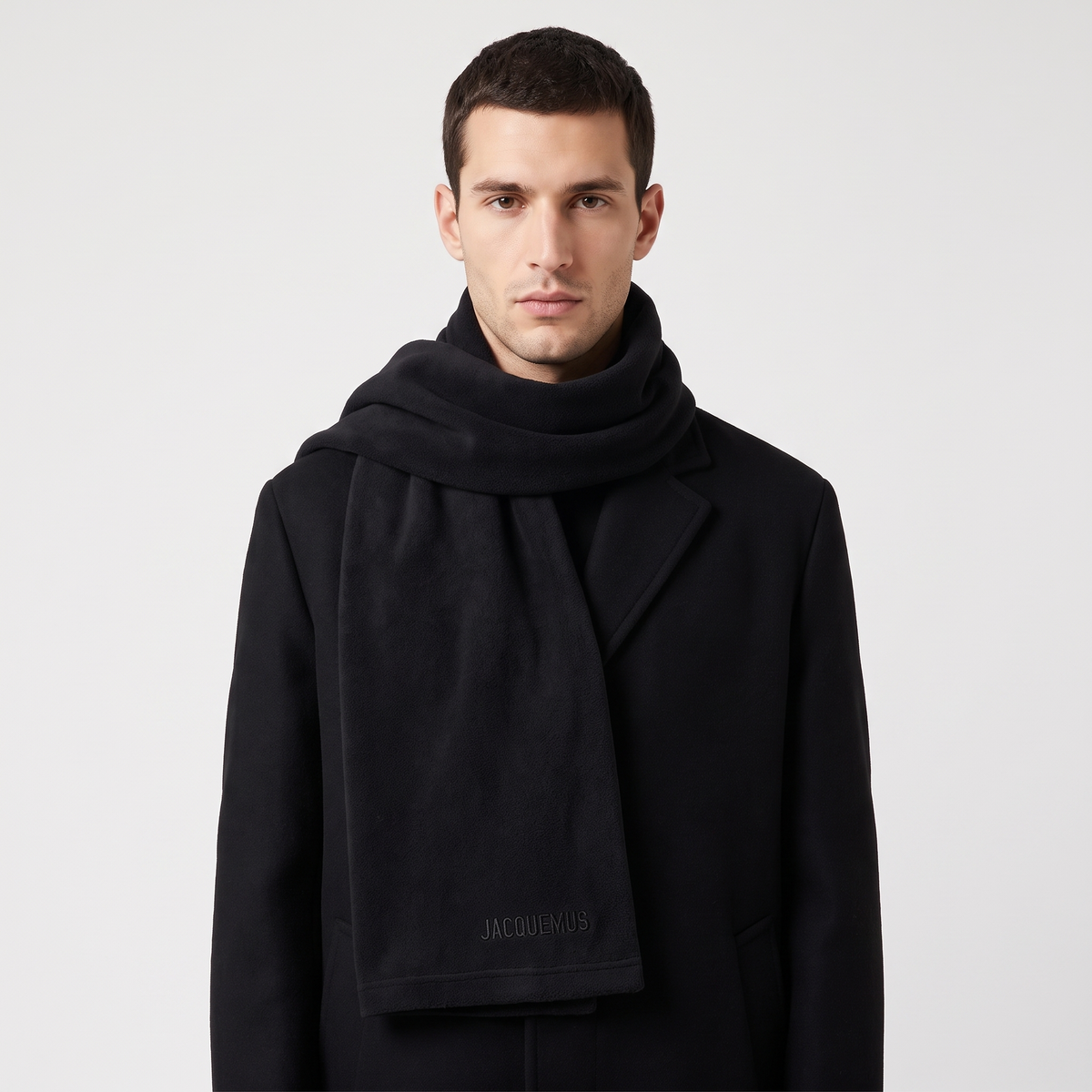 L'écharpe Jacquemus Neve Black – porté – face