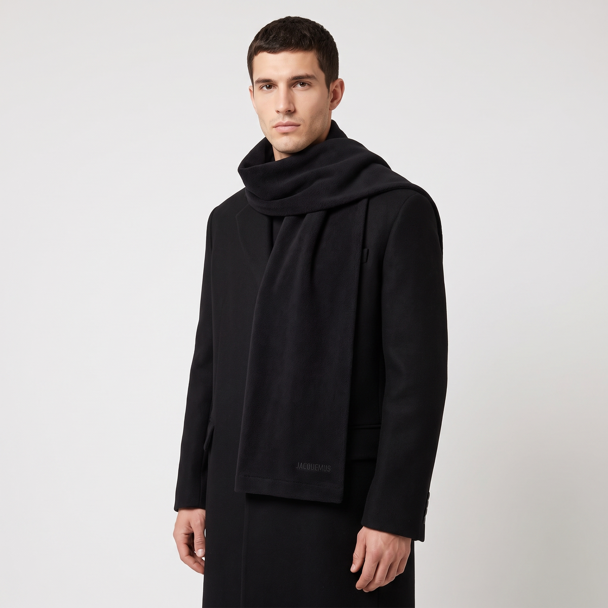 L'écharpe Jacquemus Neve Black – porté – trois-quarts