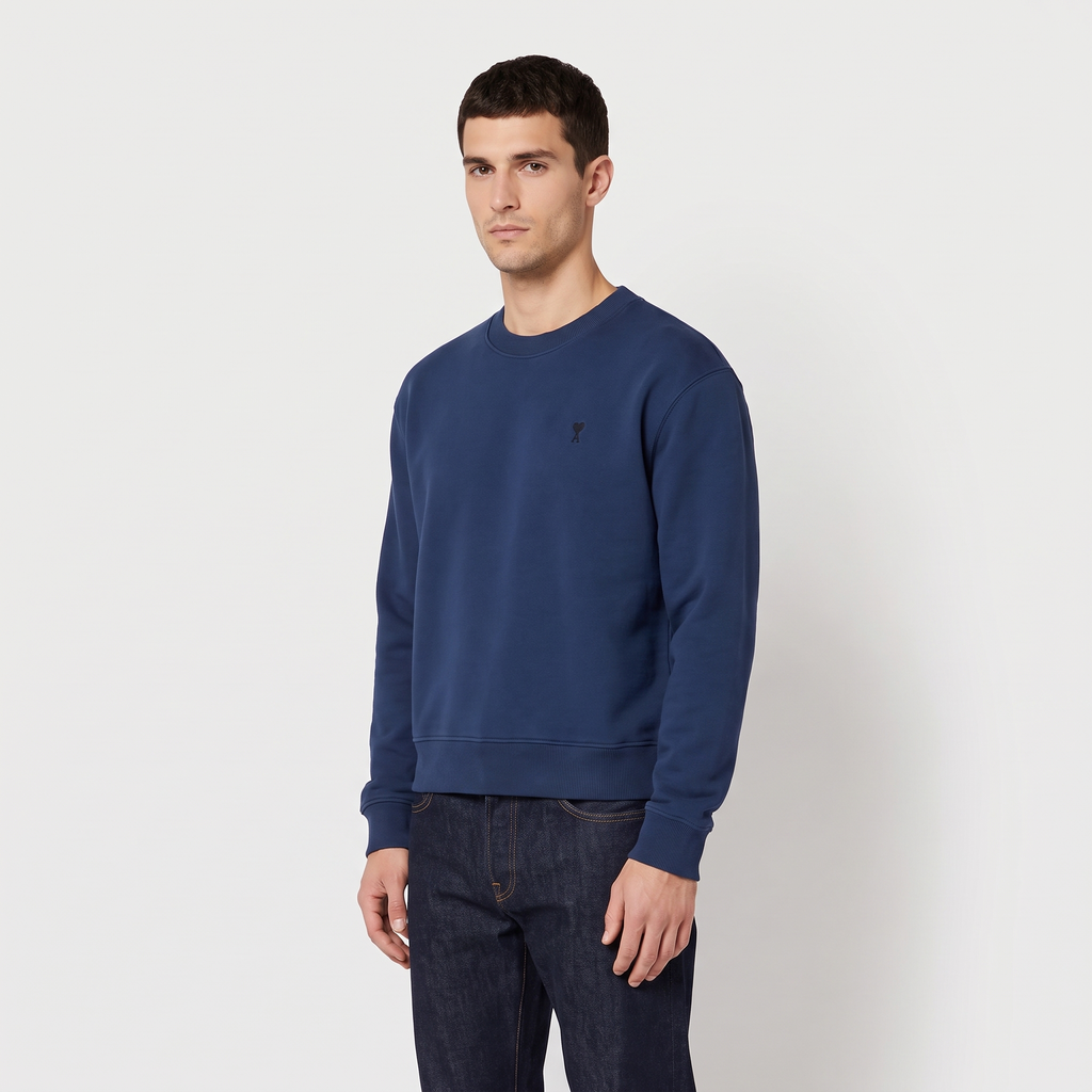 Sweatshirt Bleu Marine Ami de Coeur Noir en Coton – porté – trois-quarts