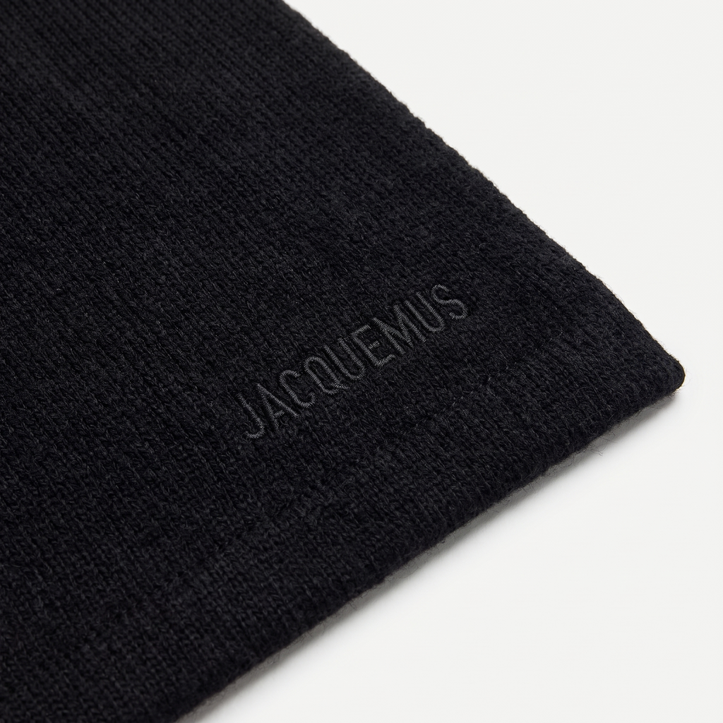 L'écharpe Jacquemus Neve Black – détail du logo
