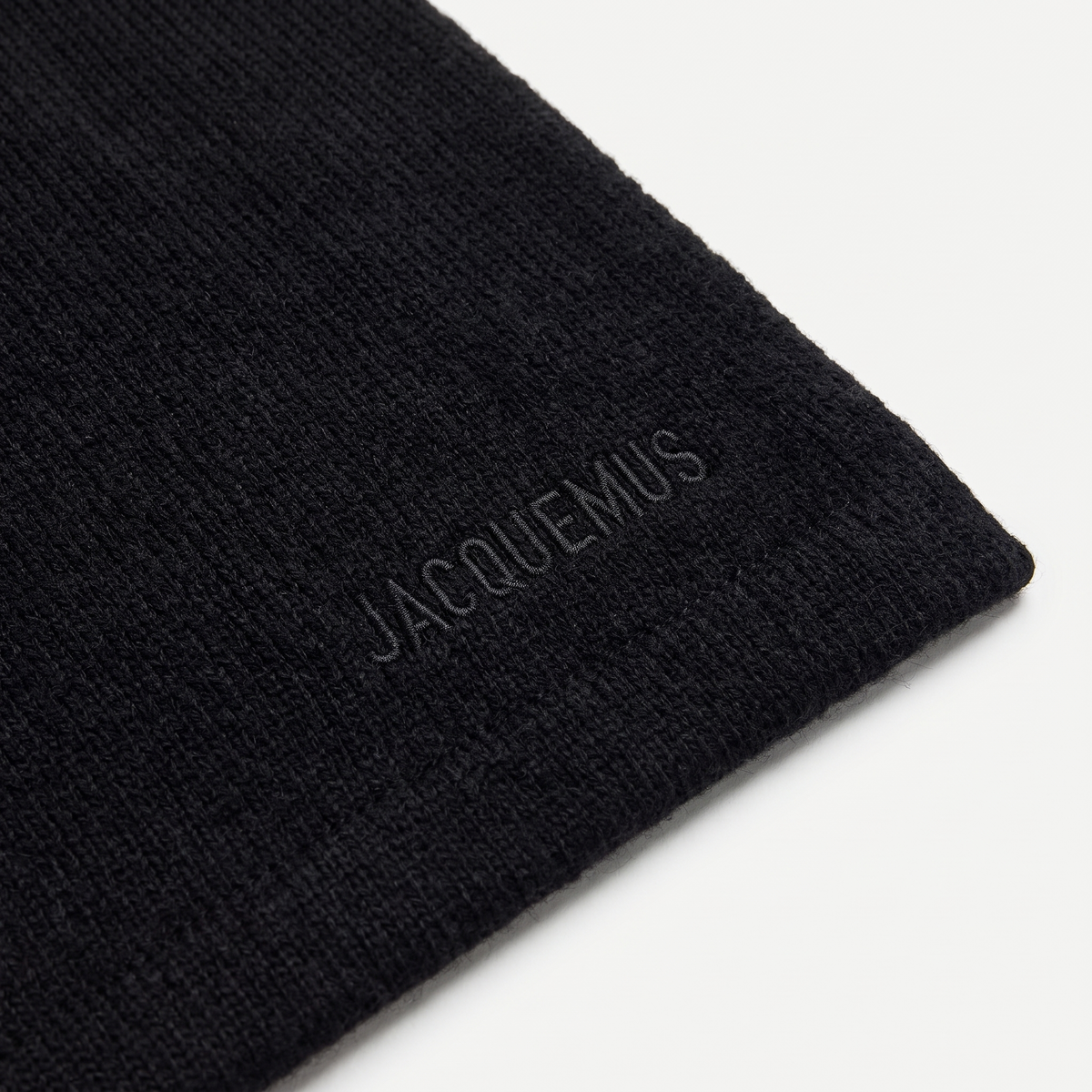 L'écharpe Jacquemus Neve Black – détail du logo