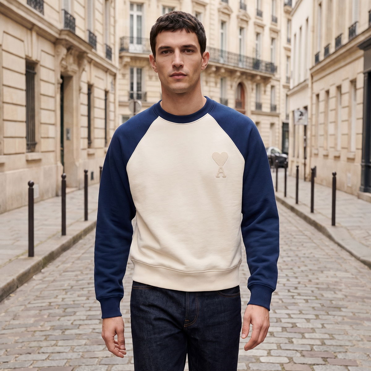 Sweatshirt Beige Patch Ami de Coeur Bicolore Marine – porté – ambiance