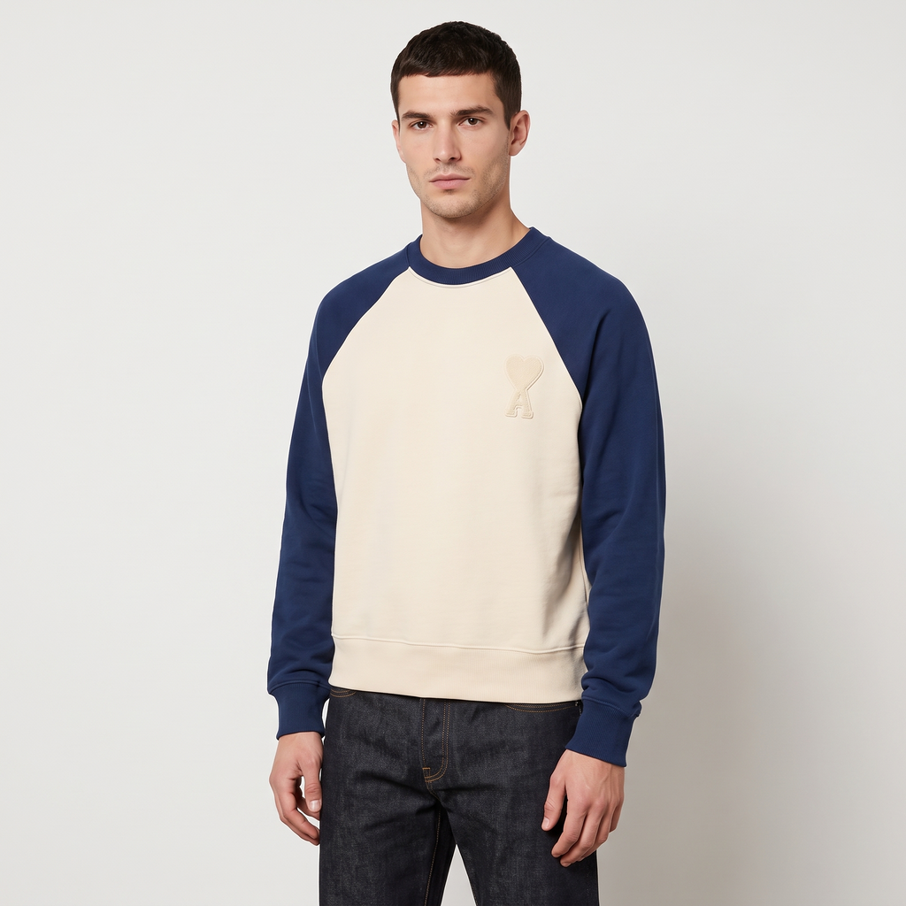 Sweatshirt Beige Patch Ami de Coeur Bicolore Marine – porté – trois-quarts