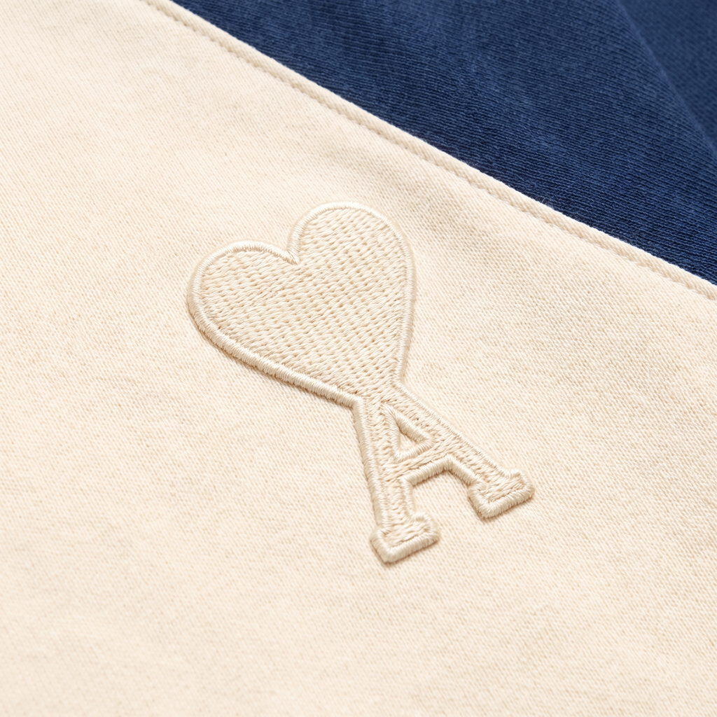 Sweatshirt Beige Patch Ami de Coeur Bicolore Marine – détail du logo