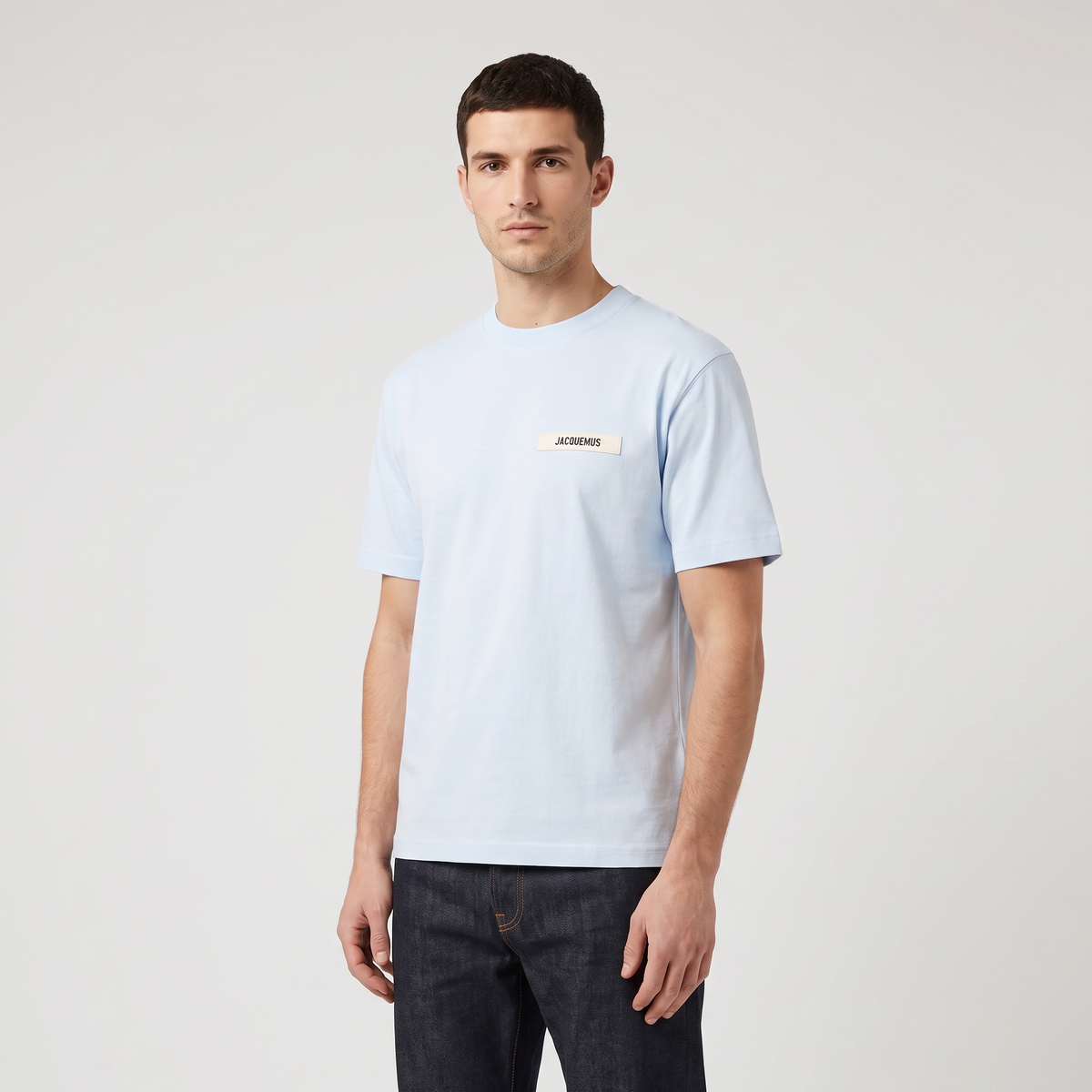 Le t-shirt Gros Grain Jacquemus Light Blue – porté – trois-quarts