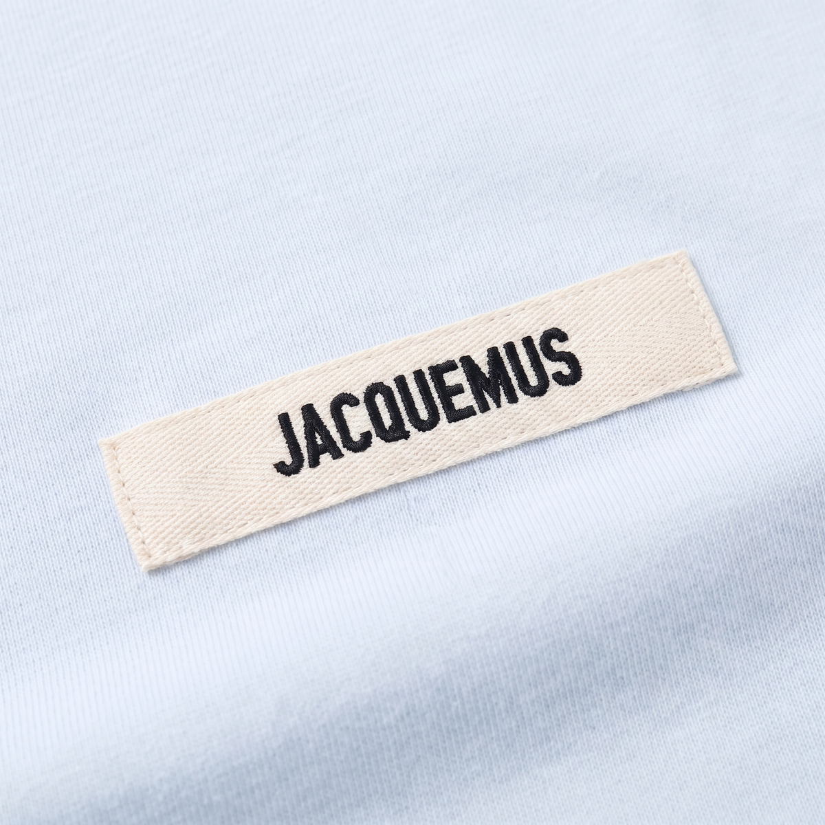 Le t-shirt Gros Grain Jacquemus Light Blue – détail du logo