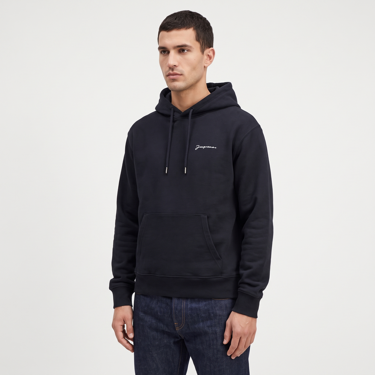 Le hoodie Brode Jacquemus Black – porté – trois-quarts