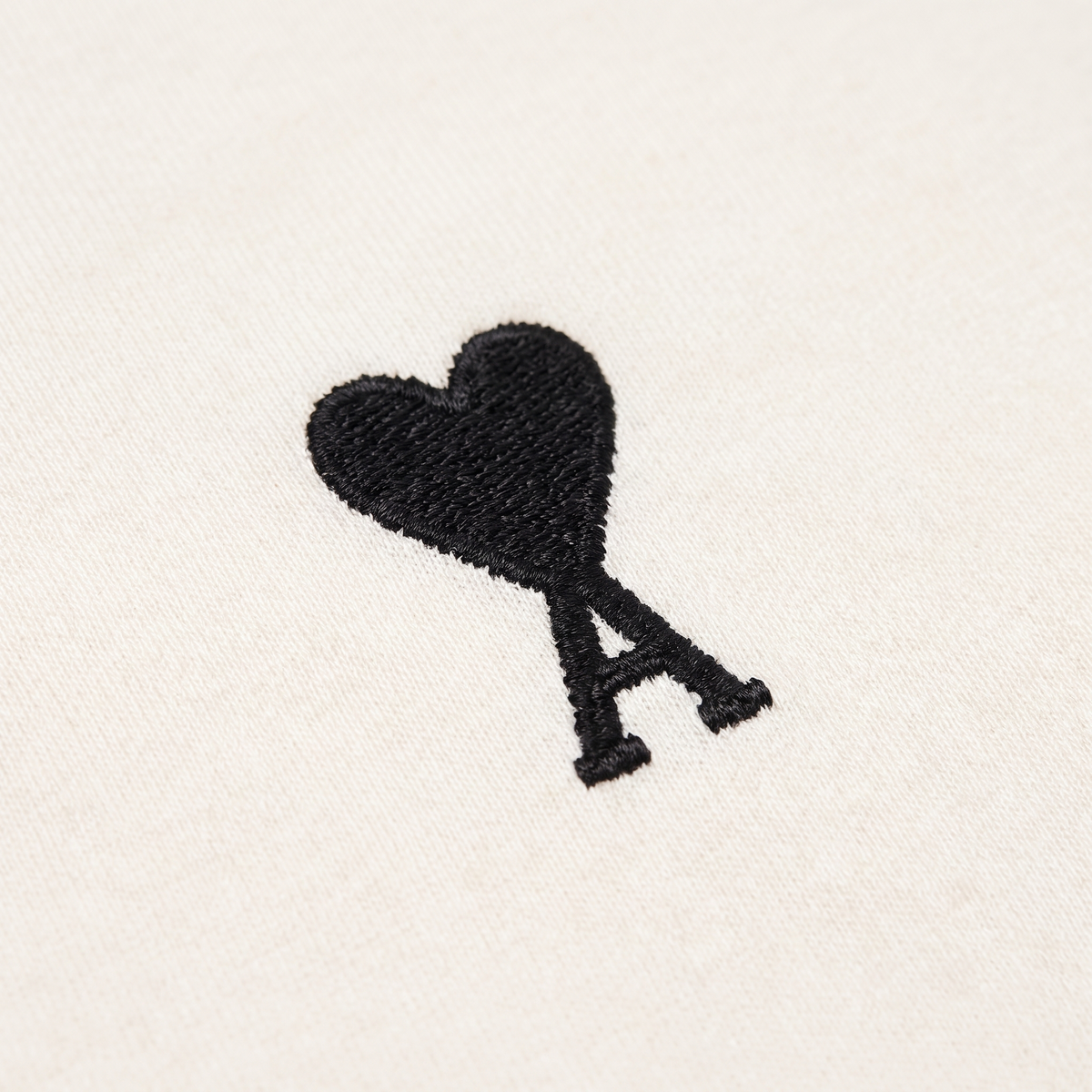 T-shirt Creme Ami de Coeur Place des Victoires – détail du logo