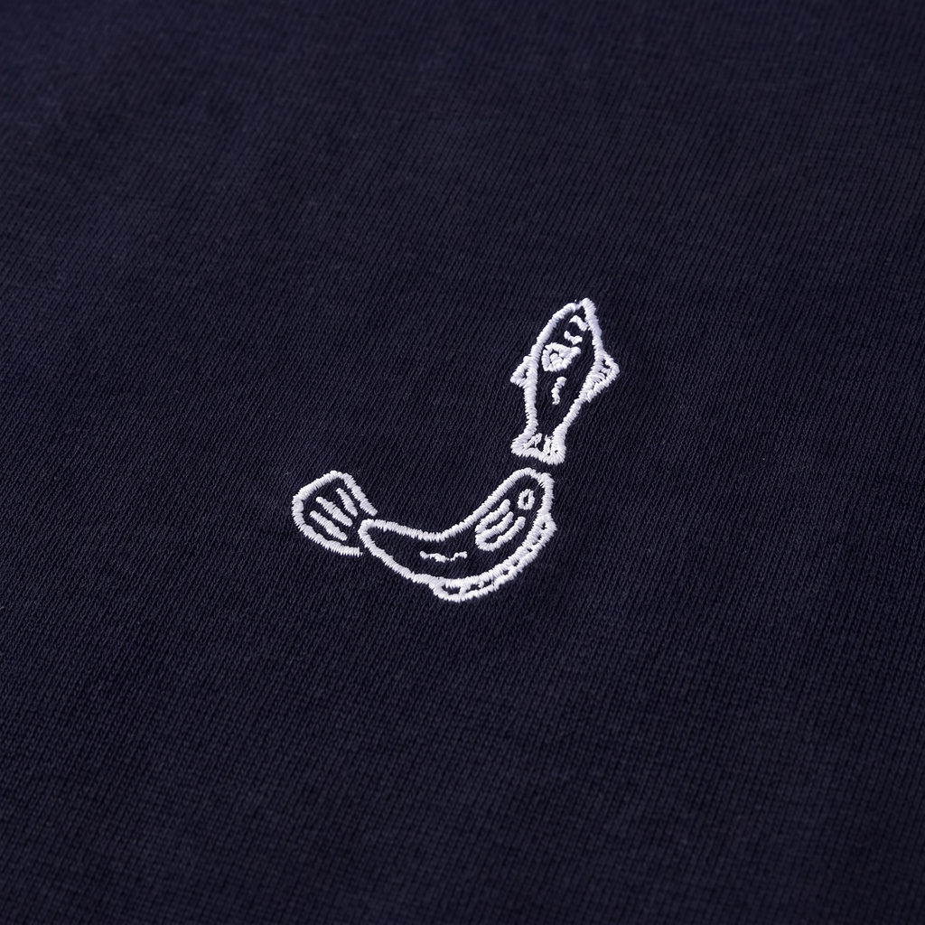 Le t-shirt Merù Jacquemus Navy – détail du logo