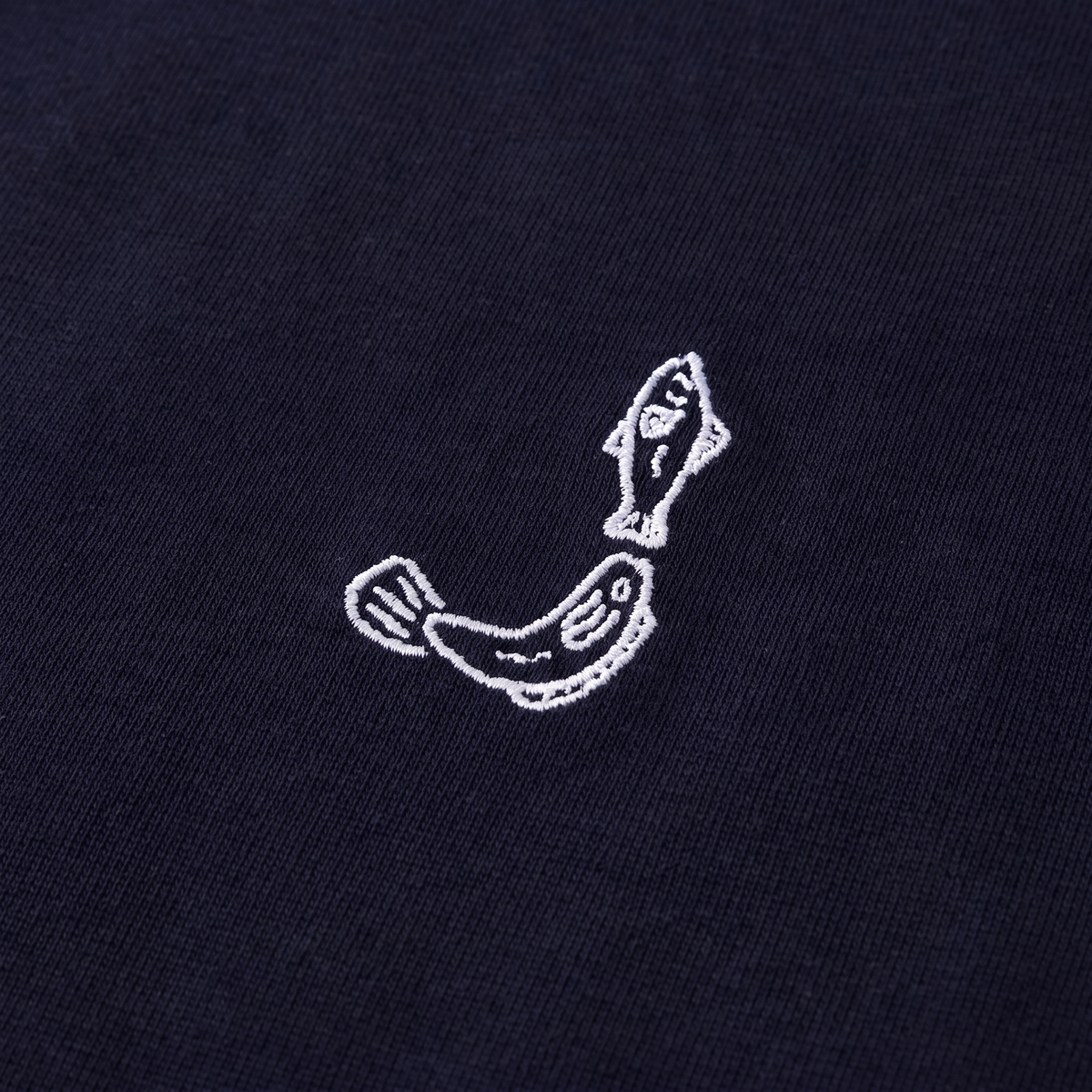 Le t-shirt Merù Jacquemus Navy – détail du logo