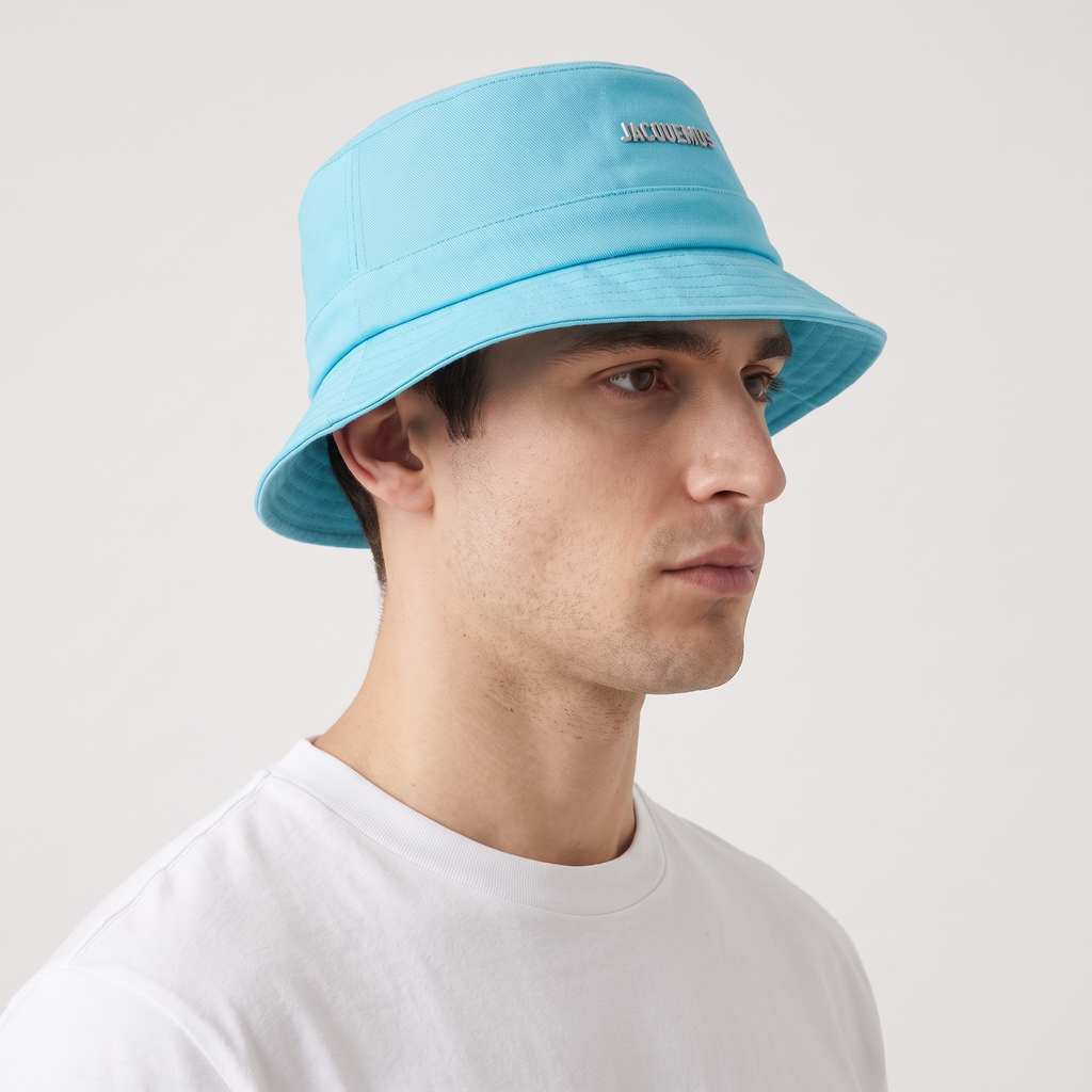 Le Bob Gadjo Jacquemus Bleu – porté – trois-quarts