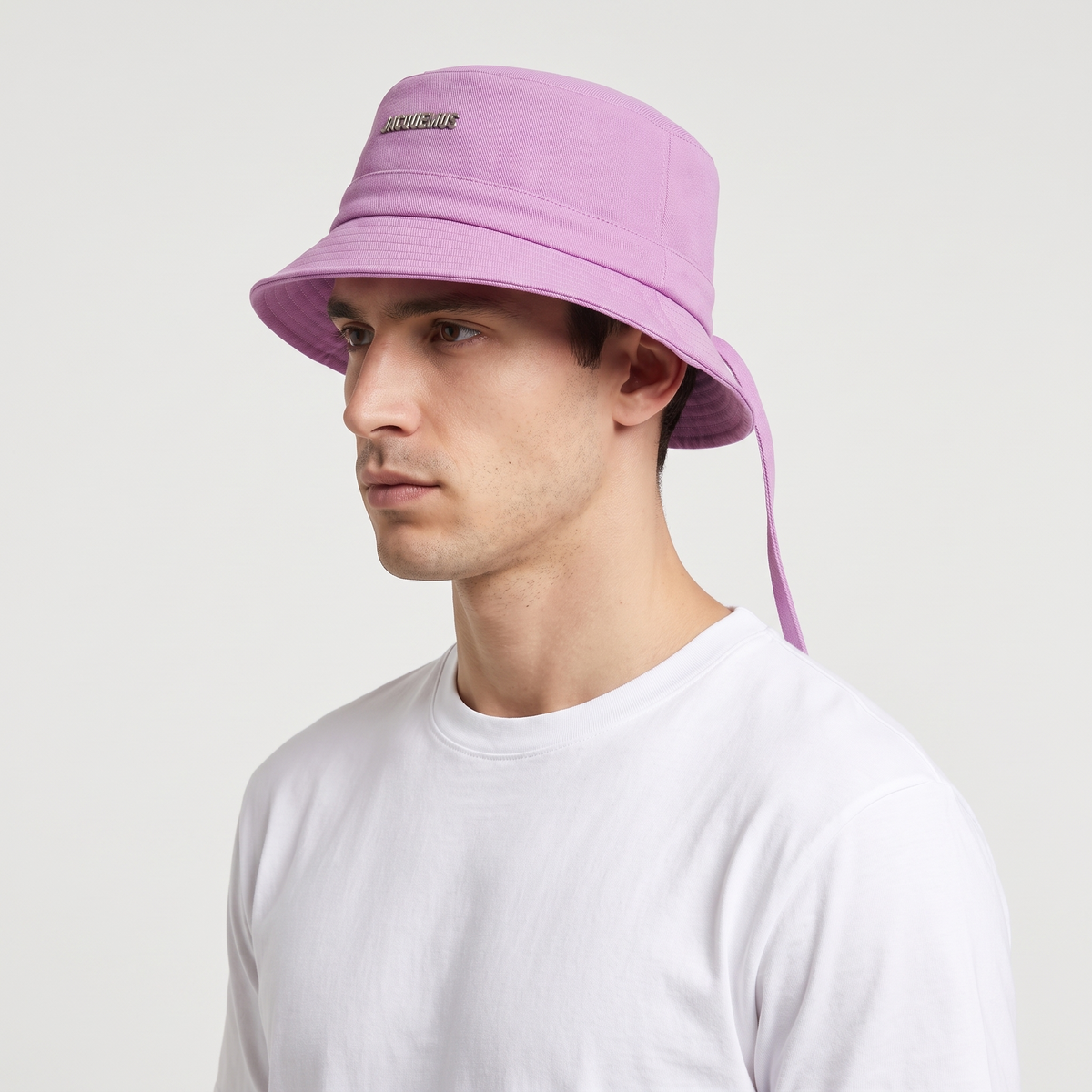 Le Bob Gadjo Jacquemus Lilac – porté – trois-quarts