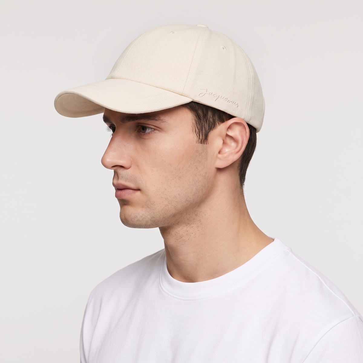 La Casquette Signature Beige Jacquemus – porté – trois-quarts