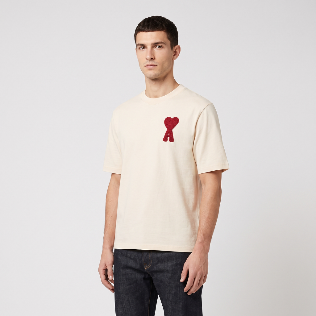 T-Shirt Beige Patch Ami de Coeur En Coton – porté – trois-quarts