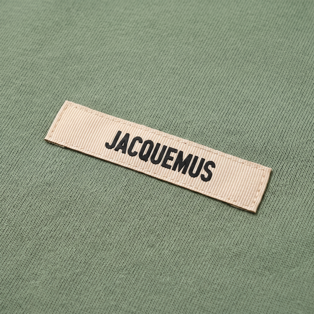Le Sweatshirt Gros Grain Jacquemus – détail du logo