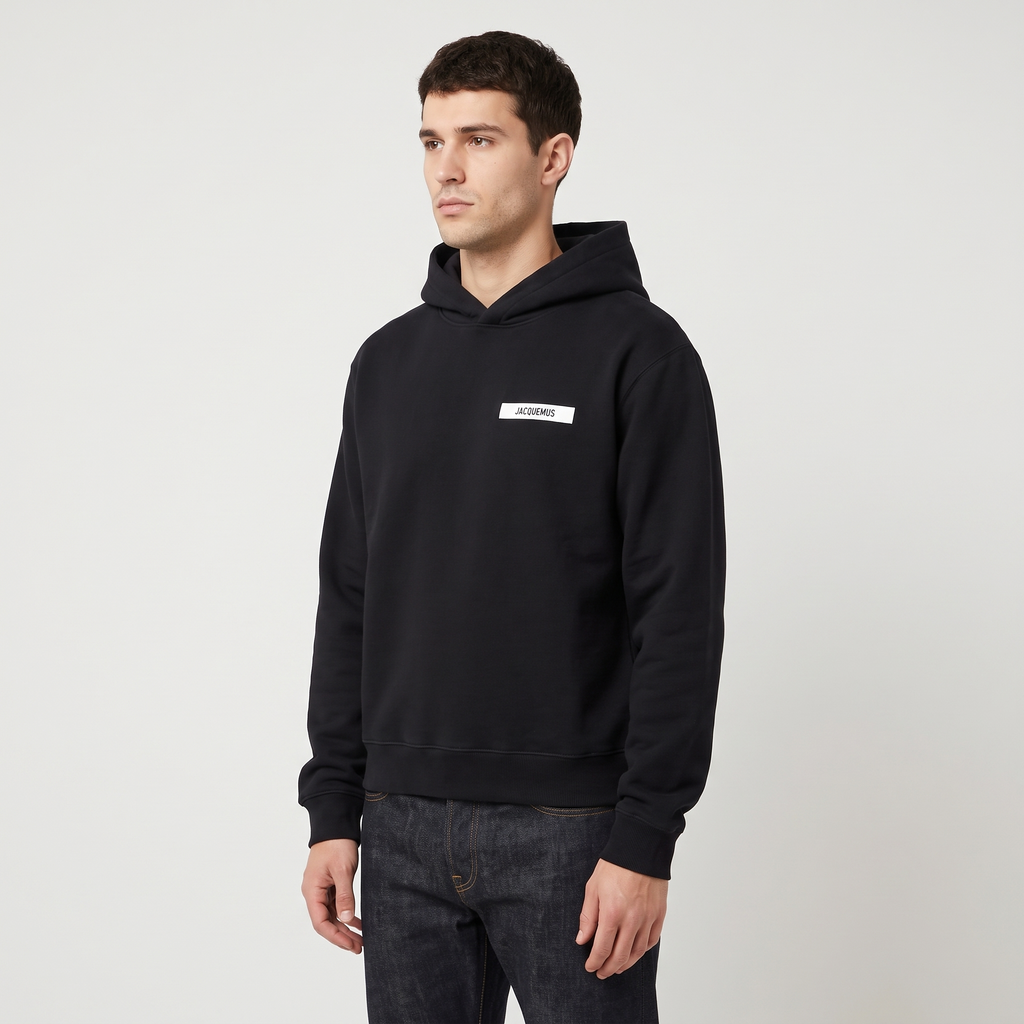 Le Hoodie Gros Grain Jacquemus Noir – porté – trois-quarts