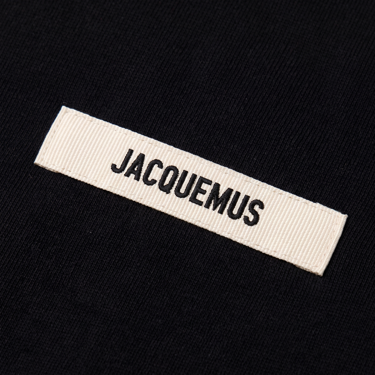 Le Hoodie Gros Grain Jacquemus Noir – détail du logo