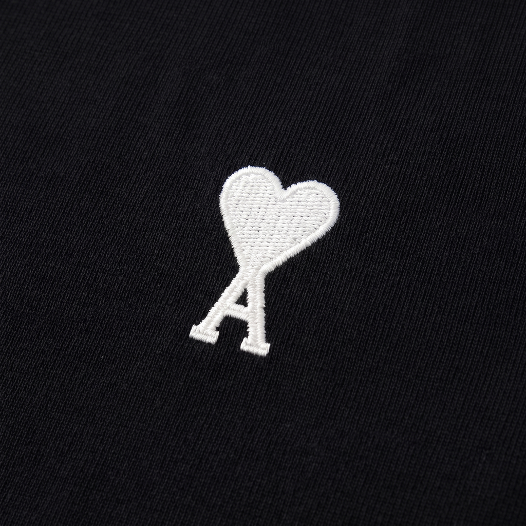 T-shirt Noir Ami de Coeur Place des Victoires – détail du logo