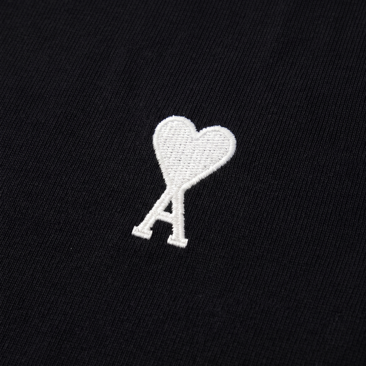 T-shirt Noir Ami de Coeur Place des Victoires – détail du logo