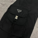 Pantalon cargo noir en Re-Nylon avec appliqué métallique