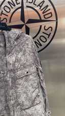 Veste à capuche imprimé minéral gris
