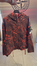 Veste à capuche imprimée camouflage abstrait noir et rouge